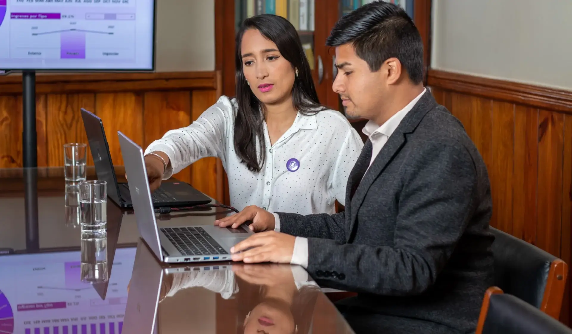 Equipo de profesionales de Totem Multimedia en sesión de trabajo colaborativo